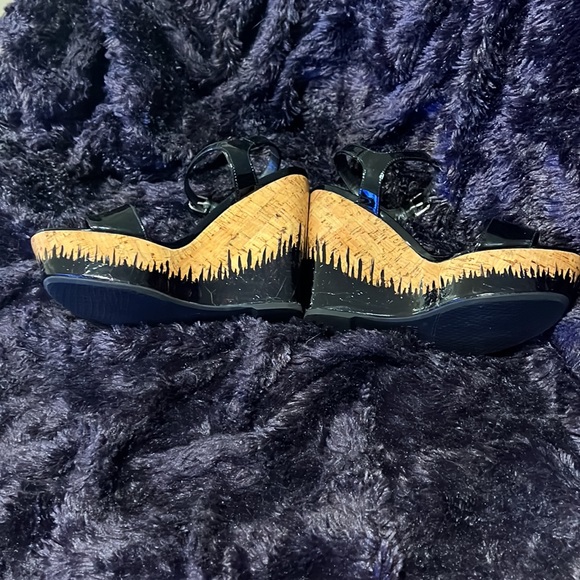 Stuart Weitzman cork and black wedges excellent condition - Picture 2 of 6